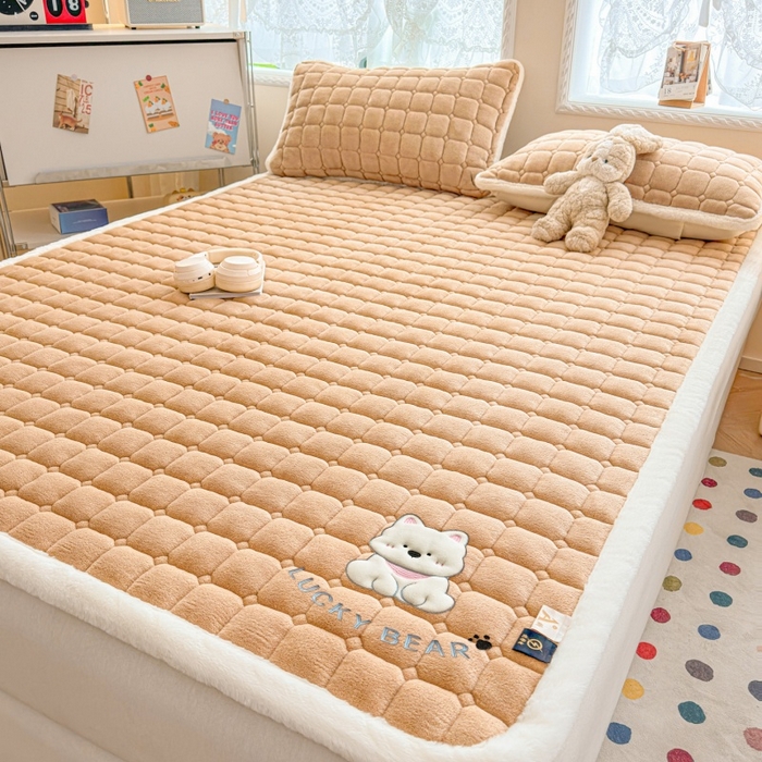 91家纺网 家纺一手货源 找家纺 爱屋及屋 2025新款牛奶绒小狗毛巾绣床垫-大床 luck狗-卡其