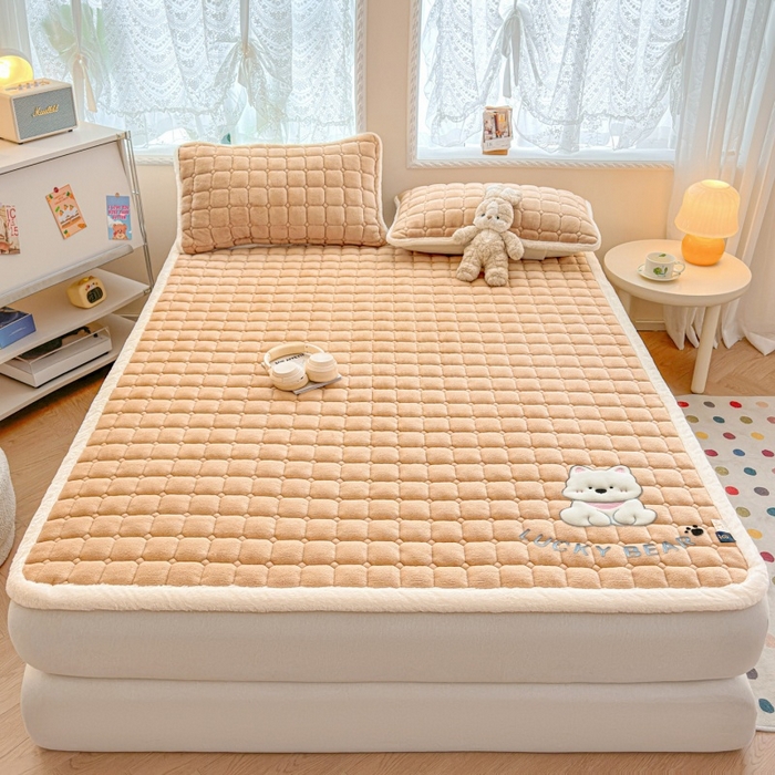 91家纺网 家纺一手货源 找家纺 爱屋及屋 2025新款牛奶绒小狗毛巾绣床垫-大床 luck狗-卡其