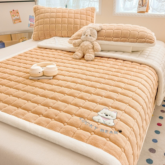 91家纺网 家纺一手货源 找家纺 爱屋及屋 2025新款牛奶绒小狗毛巾绣床垫-大床 luck狗-卡其