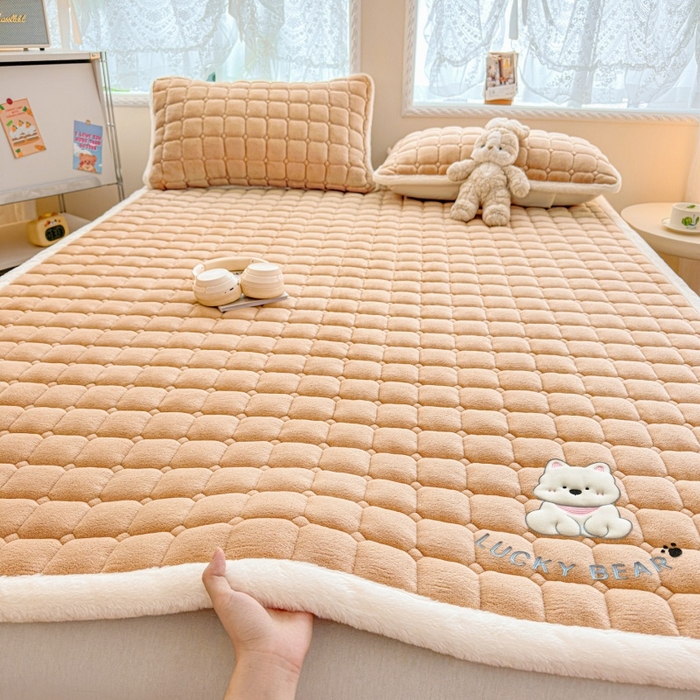 91家纺网 家纺一手货源 找家纺 爱屋及屋 2025新款牛奶绒小狗毛巾绣床垫-大床 luck狗-卡其