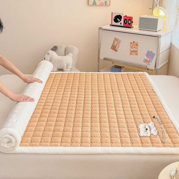 91家纺网 家纺一手货源 找家纺 爱屋及屋 2025新款牛奶绒小狗毛巾绣床垫-大床 luck狗-卡其