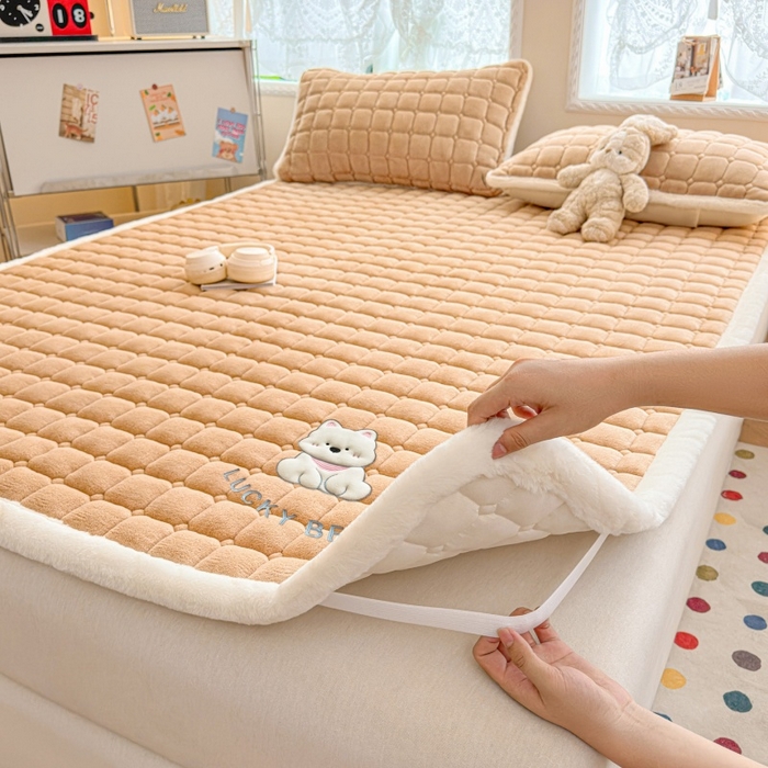 91家纺网 家纺一手货源 找家纺 爱屋及屋 2025新款牛奶绒小狗毛巾绣床垫-大床 luck狗-卡其