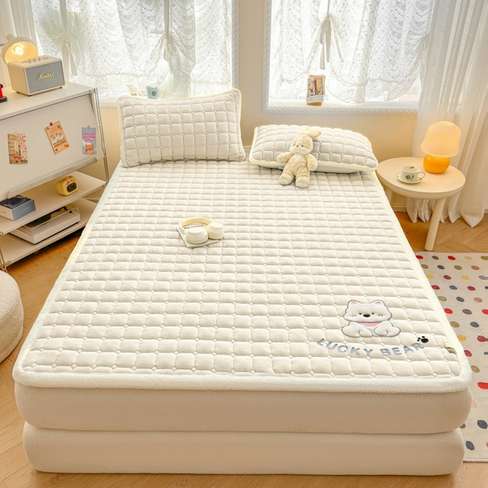 91家纺网 家纺一手货源 找家纺 爱屋及屋 2025新款牛奶绒小狗毛巾绣床垫-大床 luck狗-米白