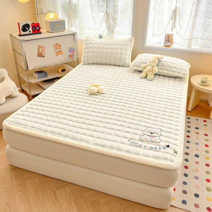 91家纺网 家纺一手货源 找家纺 爱屋及屋 2025新款牛奶绒小狗毛巾绣床垫-大床 luck狗-米白