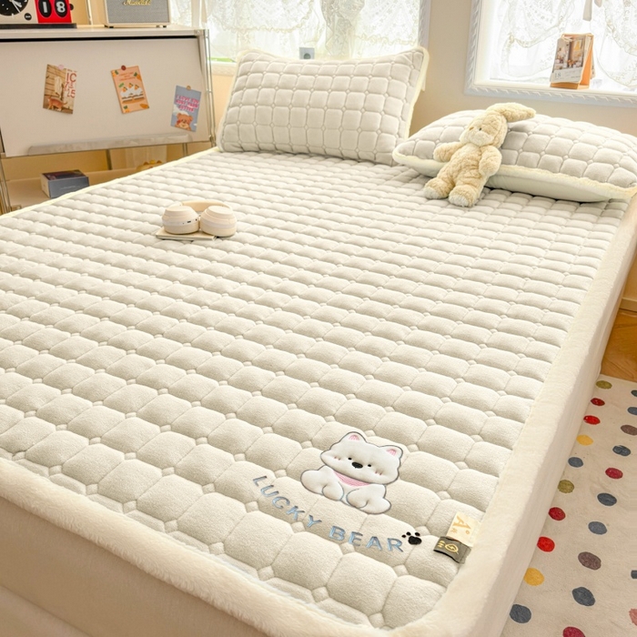 91家纺网 家纺一手货源 找家纺 爱屋及屋 2025新款牛奶绒小狗毛巾绣床垫-大床 luck狗-米白