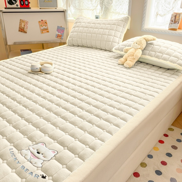 91家纺网 家纺一手货源 找家纺 爱屋及屋 2025新款牛奶绒小狗毛巾绣床垫-大床 luck狗-米白