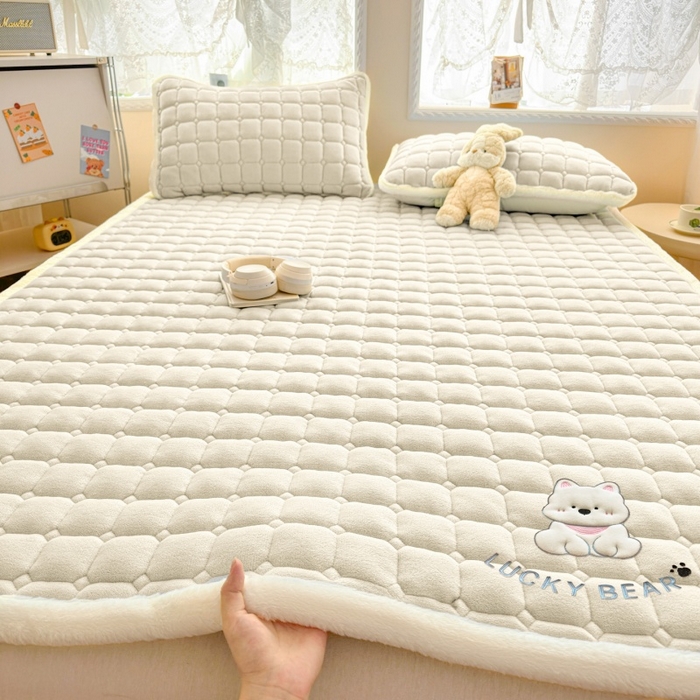 91家纺网 家纺一手货源 找家纺 爱屋及屋 2025新款牛奶绒小狗毛巾绣床垫-大床 luck狗-米白