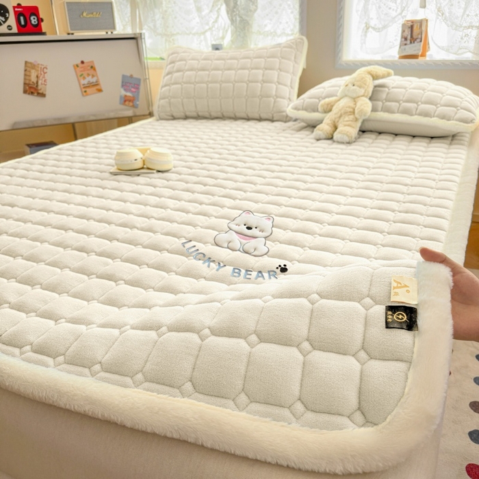 91家纺网 家纺一手货源 找家纺 爱屋及屋 2025新款牛奶绒小狗毛巾绣床垫-大床 luck狗-米白