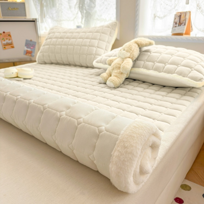 91家纺网 家纺一手货源 找家纺 爱屋及屋 2025新款牛奶绒小狗毛巾绣床垫-大床 luck狗-米白