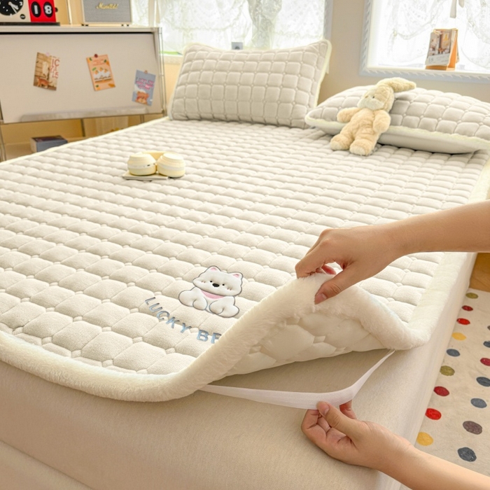 91家纺网 家纺一手货源 找家纺 爱屋及屋 2025新款牛奶绒小狗毛巾绣床垫-大床 luck狗-米白