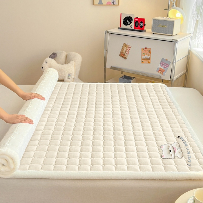 91家纺网 家纺一手货源 找家纺 爱屋及屋 2025新款牛奶绒小狗毛巾绣床垫-大床 luck狗-米白