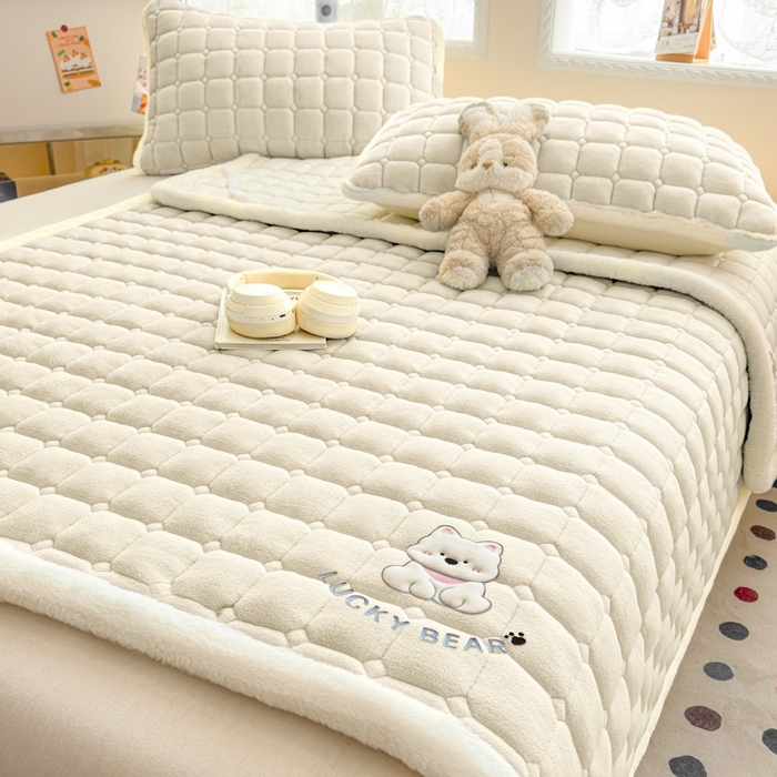 91家纺网 家纺一手货源 找家纺 爱屋及屋 2025新款牛奶绒小狗毛巾绣床垫-大床 luck狗-米白