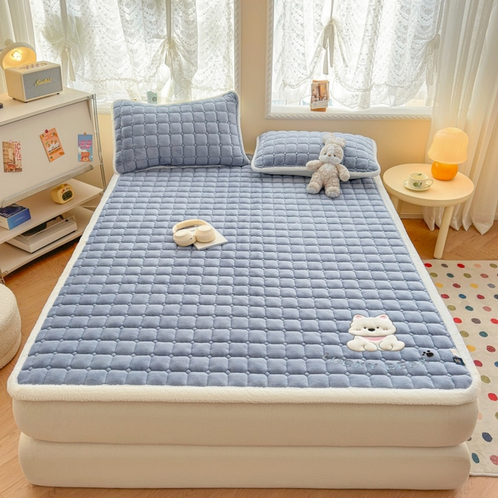 91家纺网 家纺一手货源 找家纺 爱屋及屋 2025新款牛奶绒小狗毛巾绣床垫-大床 luck狗-浅灰