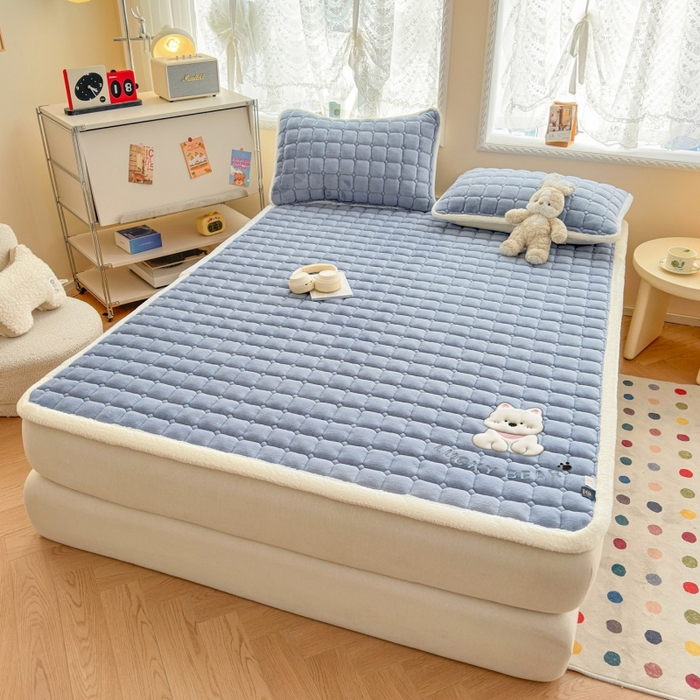 91家纺网 家纺一手货源 找家纺 爱屋及屋 2025新款牛奶绒小狗毛巾绣床垫-大床 luck狗-浅灰