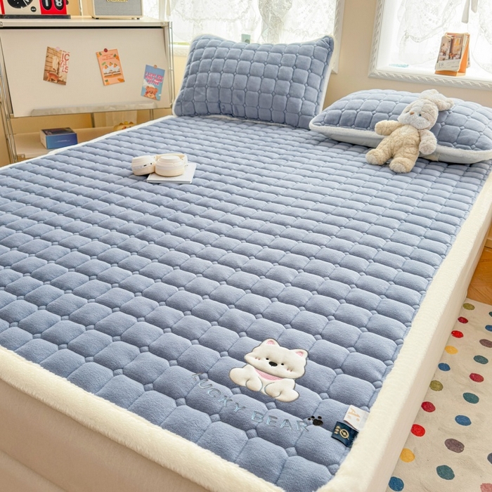 91家纺网 家纺一手货源 找家纺 爱屋及屋 2025新款牛奶绒小狗毛巾绣床垫-大床 luck狗-浅灰