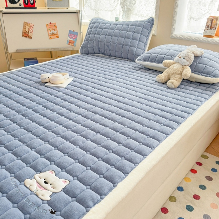 91家纺网 家纺一手货源 找家纺 爱屋及屋 2025新款牛奶绒小狗毛巾绣床垫-大床 luck狗-浅灰