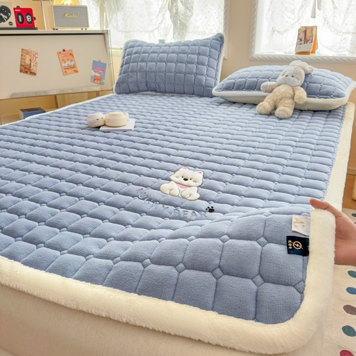 91家纺网 家纺一手货源 找家纺 爱屋及屋 2025新款牛奶绒小狗毛巾绣床垫-大床 luck狗-浅灰