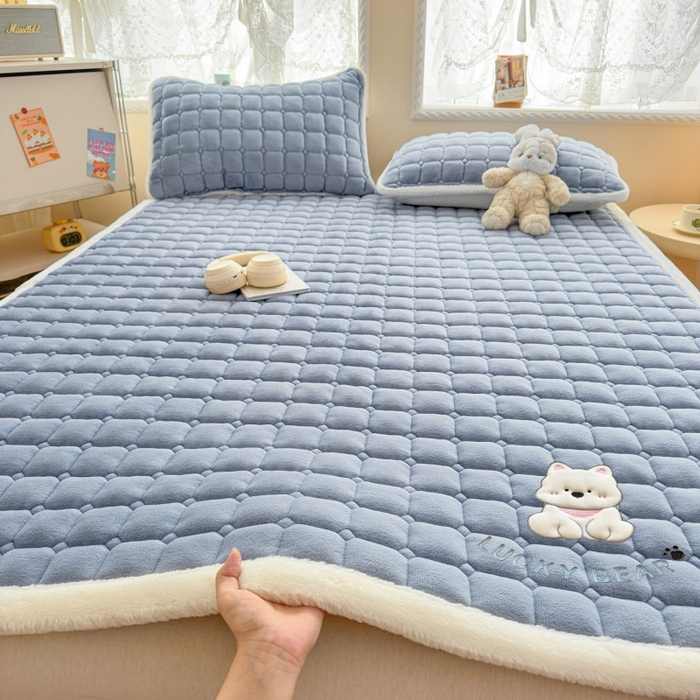 91家纺网 家纺一手货源 找家纺 爱屋及屋 2025新款牛奶绒小狗毛巾绣床垫-大床 luck狗-浅灰