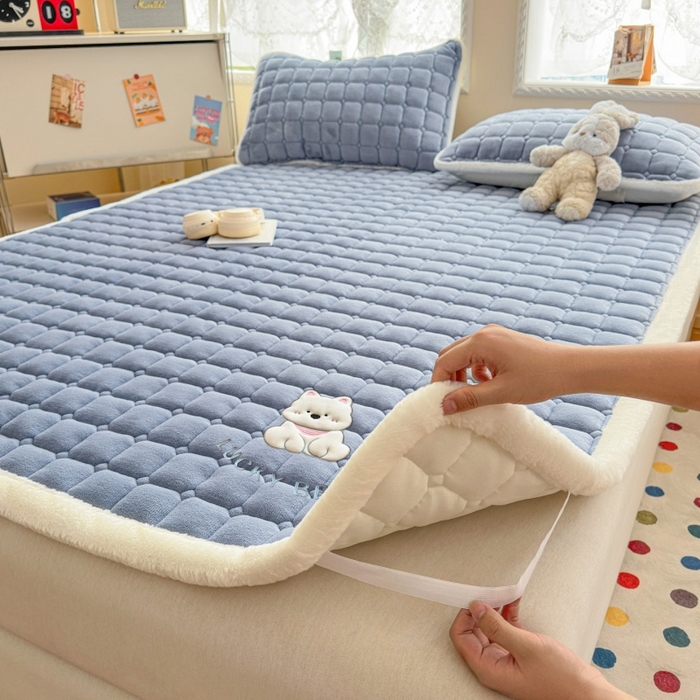 91家纺网 家纺一手货源 找家纺 爱屋及屋 2025新款牛奶绒小狗毛巾绣床垫-大床 luck狗-浅灰