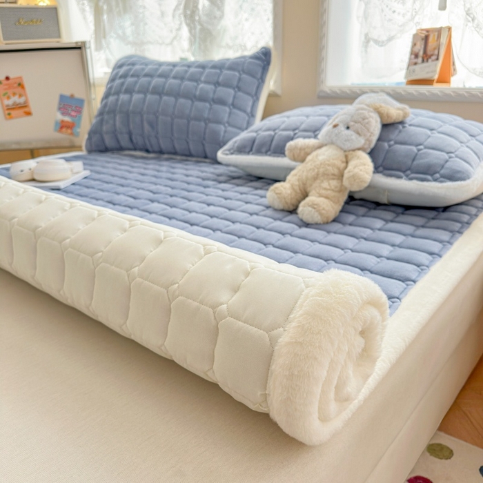 91家纺网 家纺一手货源 找家纺 爱屋及屋 2025新款牛奶绒小狗毛巾绣床垫-大床 luck狗-浅灰