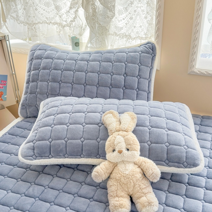 91家纺网 家纺一手货源 找家纺 爱屋及屋 2025新款牛奶绒小狗毛巾绣床垫-大床 luck狗-浅灰