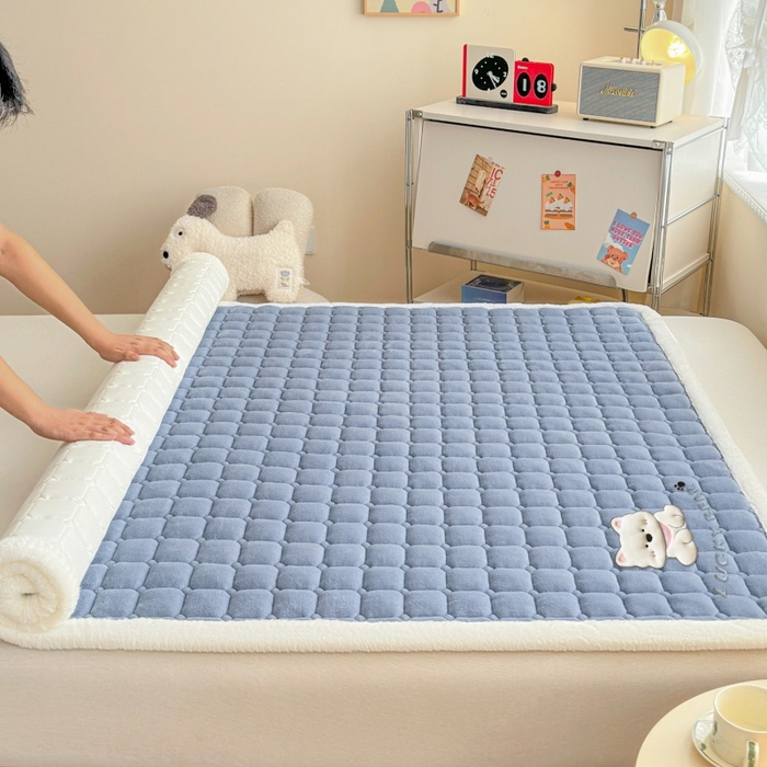 91家纺网 家纺一手货源 找家纺 爱屋及屋 2025新款牛奶绒小狗毛巾绣床垫-大床 luck狗-浅灰