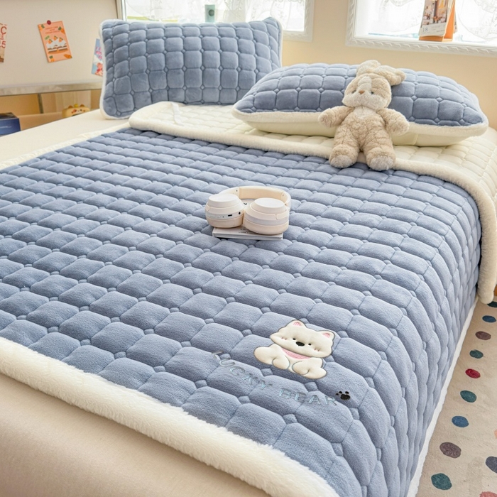 91家纺网 家纺一手货源 找家纺 爱屋及屋 2025新款牛奶绒小狗毛巾绣床垫-大床 luck狗-浅灰