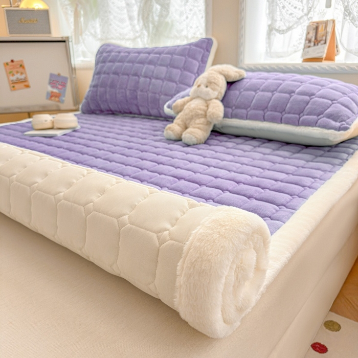 91家纺网 家纺一手货源 找家纺 爱屋及屋 2025新款牛奶绒小狗毛巾绣床垫-大床 luck狗-浅紫