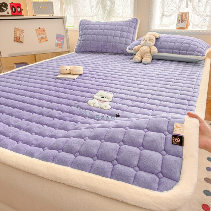 91家纺网 家纺一手货源 找家纺 爱屋及屋 2025新款牛奶绒小狗毛巾绣床垫-大床 luck狗-浅紫