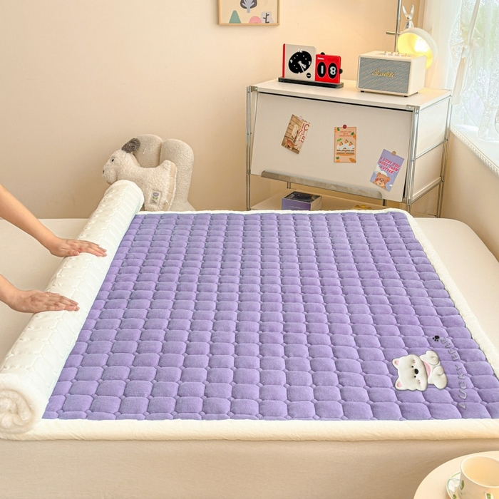 91家纺网 家纺一手货源 找家纺 爱屋及屋 2025新款牛奶绒小狗毛巾绣床垫-大床 luck狗-浅紫