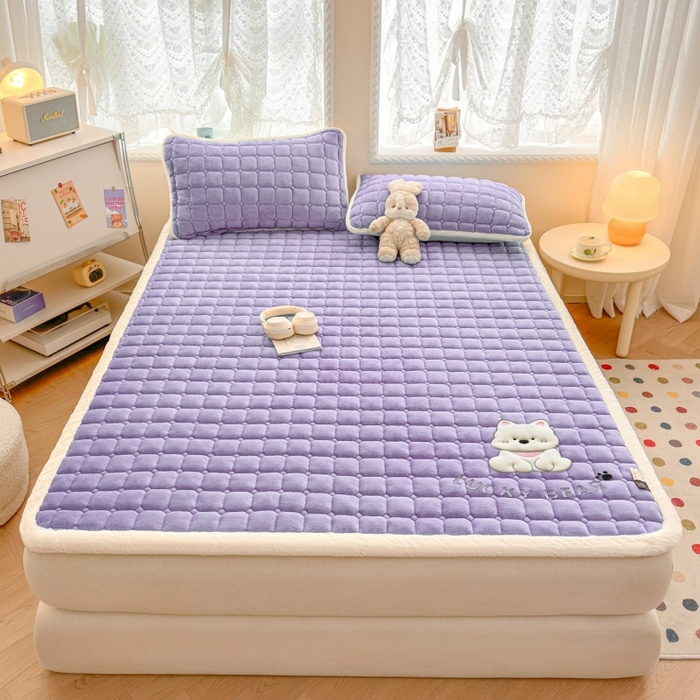 91家纺网 家纺一手货源 找家纺 爱屋及屋 2025新款牛奶绒小狗毛巾绣床垫-大床 luck狗-浅紫