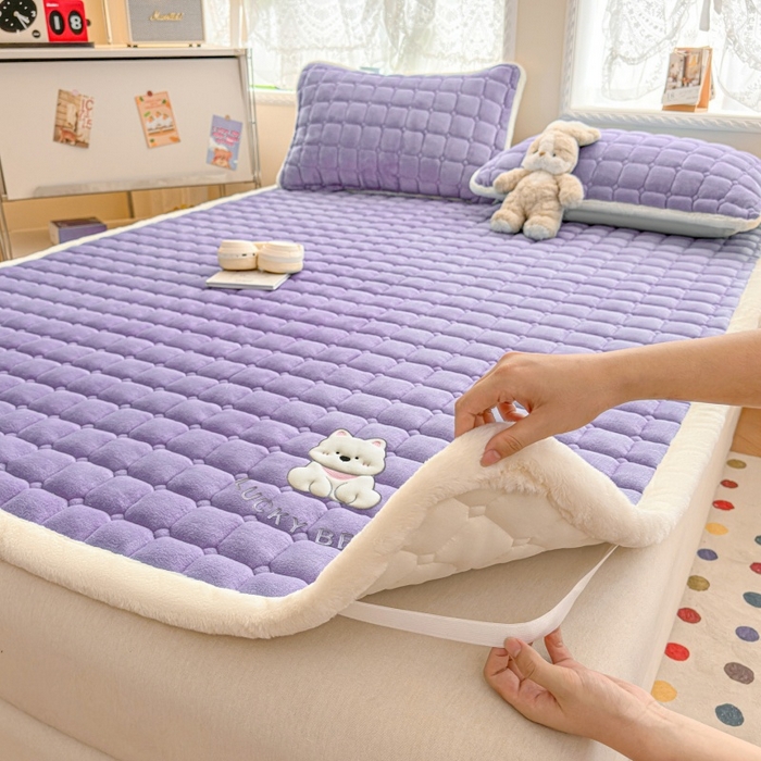 91家纺网 家纺一手货源 找家纺 爱屋及屋 2025新款牛奶绒小狗毛巾绣床垫-大床 luck狗-浅紫