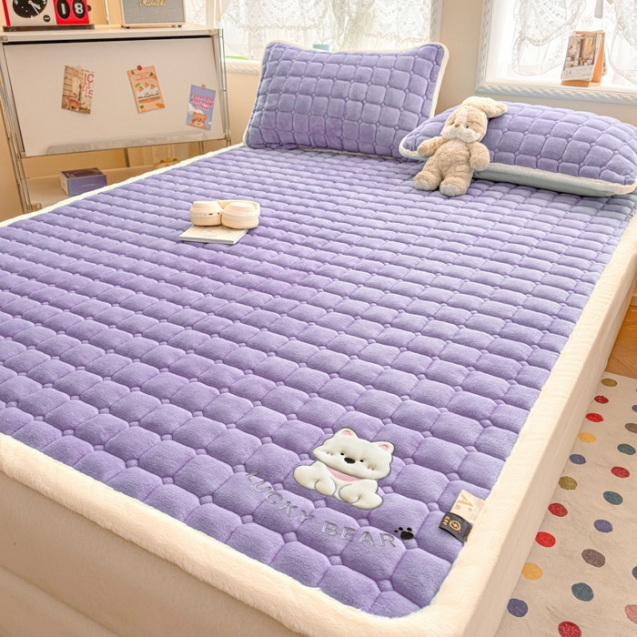 91家纺网 家纺一手货源 找家纺 爱屋及屋 2025新款牛奶绒小狗毛巾绣床垫-大床 luck狗-浅紫