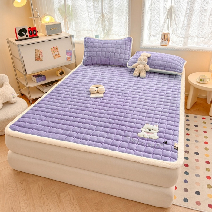 91家纺网 家纺一手货源 找家纺 爱屋及屋 2025新款牛奶绒小狗毛巾绣床垫-大床 luck狗-浅紫