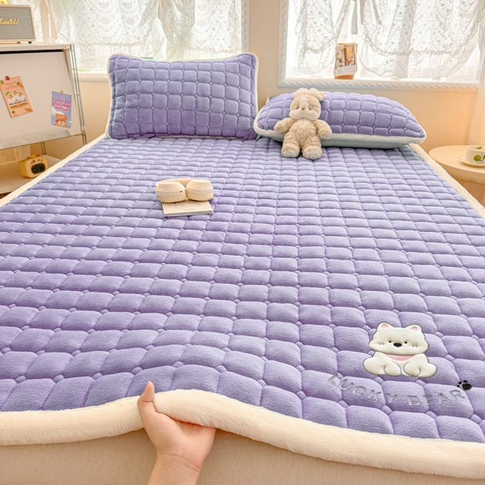 91家纺网 家纺一手货源 找家纺 爱屋及屋 2025新款牛奶绒小狗毛巾绣床垫-大床 luck狗-浅紫