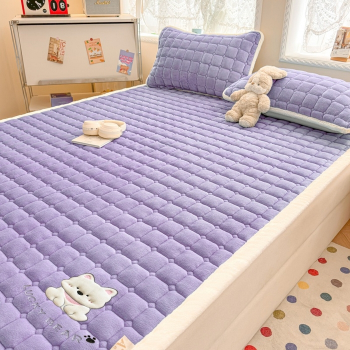 91家纺网 家纺一手货源 找家纺 爱屋及屋 2025新款牛奶绒小狗毛巾绣床垫-大床 luck狗-浅紫