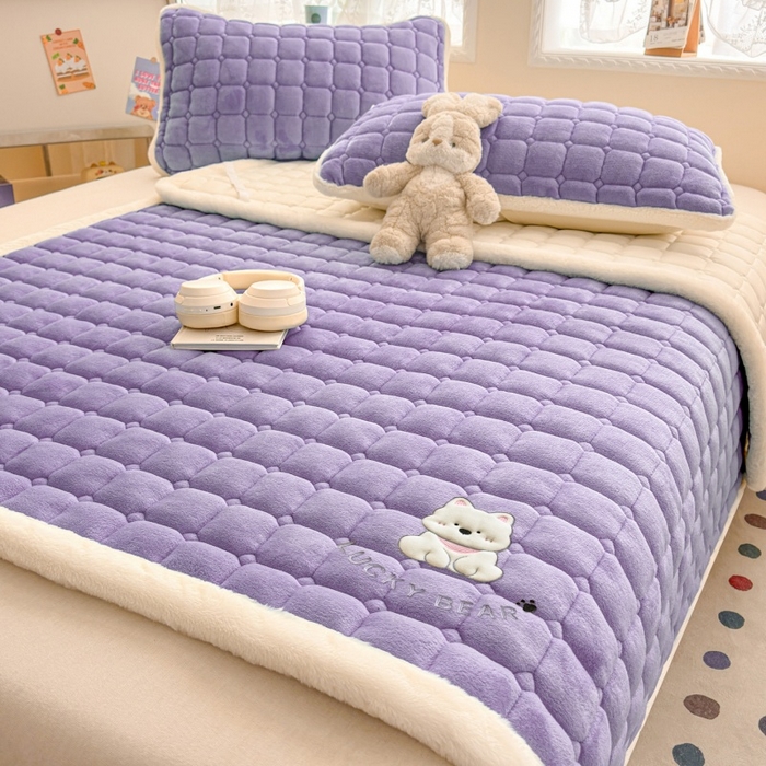 91家纺网 家纺一手货源 找家纺 爱屋及屋 2025新款牛奶绒小狗毛巾绣床垫-大床 luck狗-浅紫