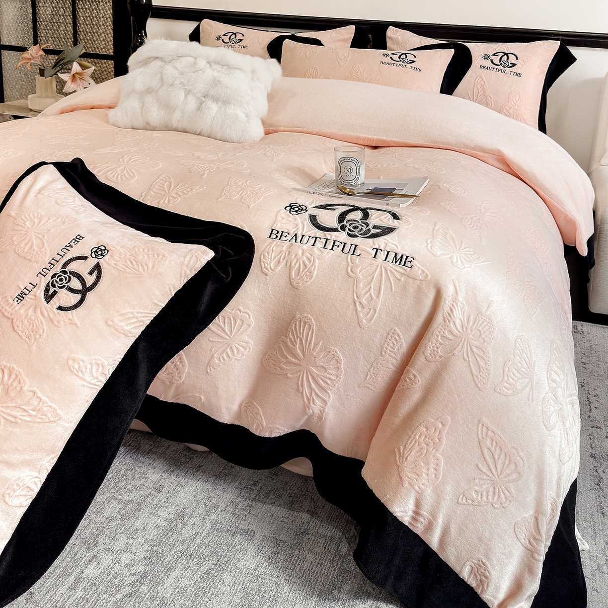 91家纺网 家纺一手货源 找家纺 苏美 2025新款烂花雕花绒牛奶绒绣花四件套 蝴蝶-粉