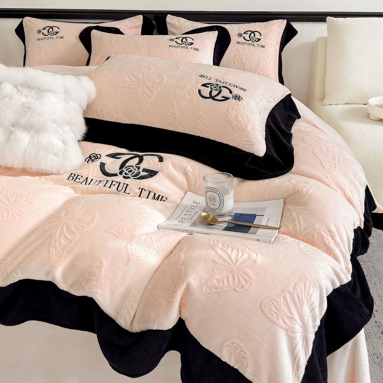 91家纺网 家纺一手货源 找家纺 苏美 2025新款烂花雕花绒牛奶绒绣花四件套 蝴蝶-粉