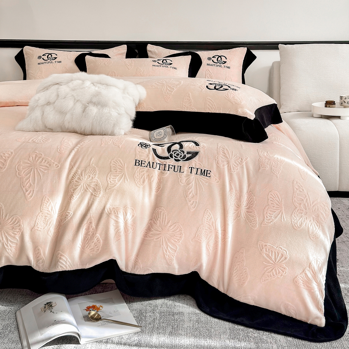 91家纺网 家纺一手货源 找家纺 苏美 2025新款烂花雕花绒牛奶绒绣花四件套 蝴蝶-粉