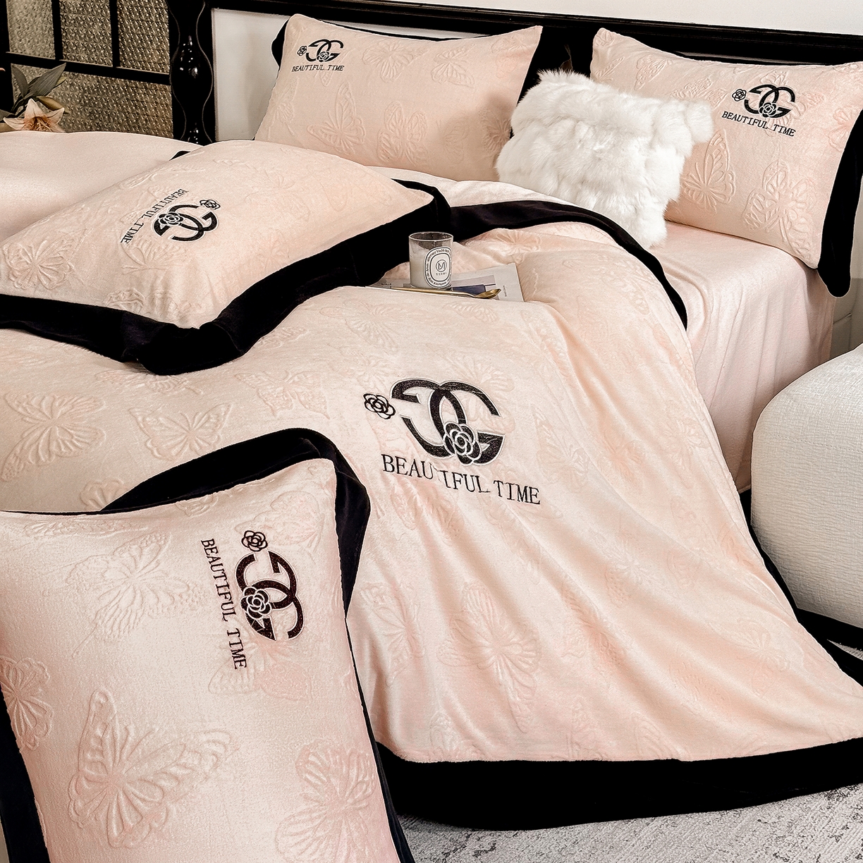 91家纺网 家纺一手货源 找家纺 苏美 2025新款烂花雕花绒牛奶绒绣花四件套 蝴蝶-粉