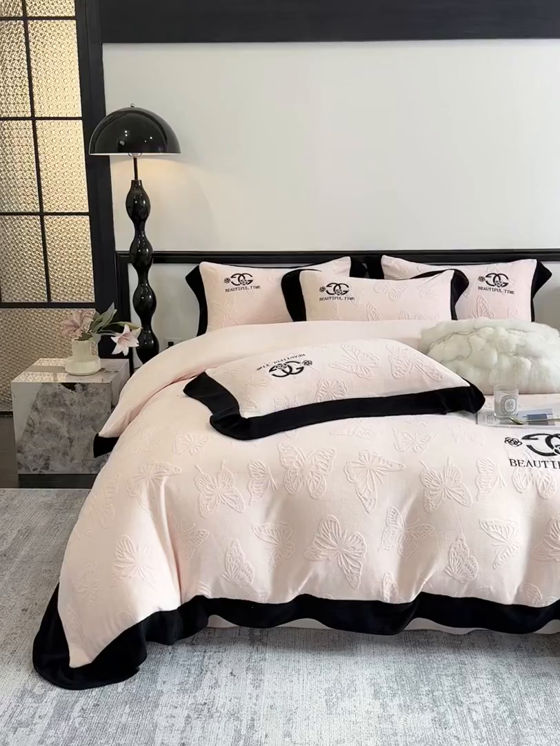 91家纺网 家纺一手货源 找家纺 苏美 2025新款烂花雕花绒牛奶绒绣花四件套 蝴蝶-粉