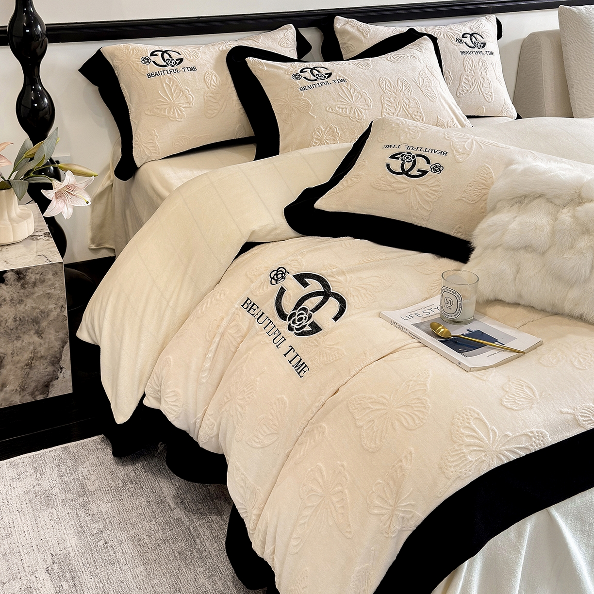 91家纺网 家纺一手货源 找家纺 苏美 2025新款烂花雕花绒牛奶绒绣花四件套 蝴蝶-米白