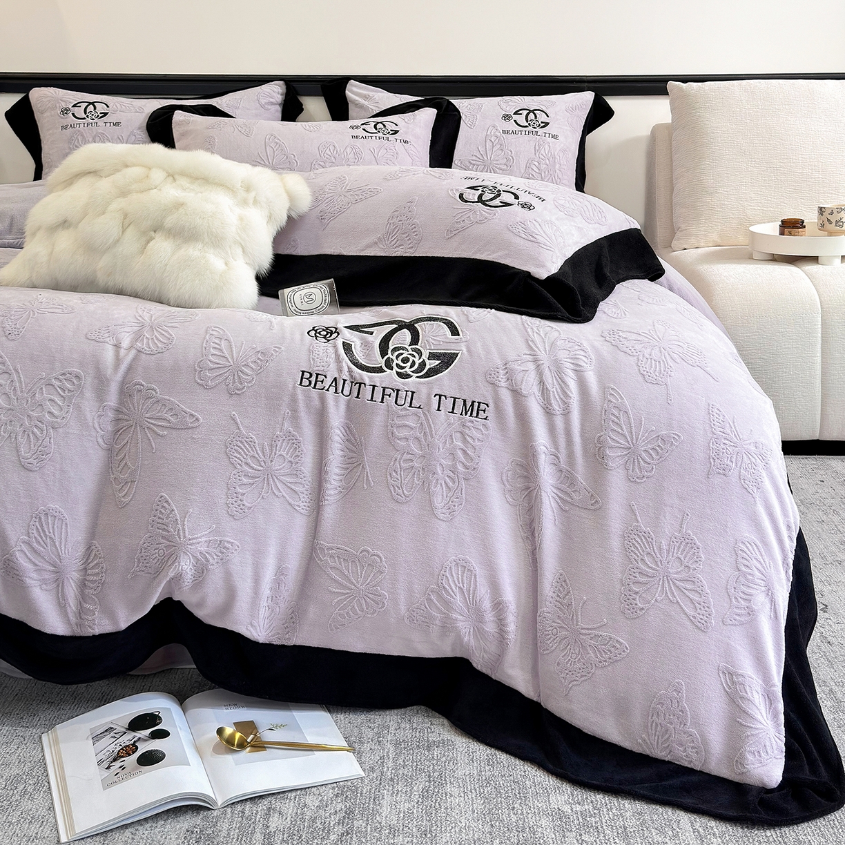 91家纺网 家纺一手货源 找家纺 苏美 2025新款烂花雕花绒牛奶绒绣花四件套 蝴蝶-紫