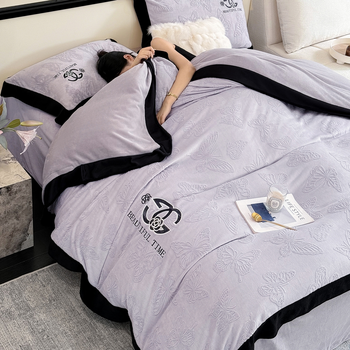 91家纺网 家纺一手货源 找家纺 苏美 2025新款烂花雕花绒牛奶绒绣花四件套 蝴蝶-紫