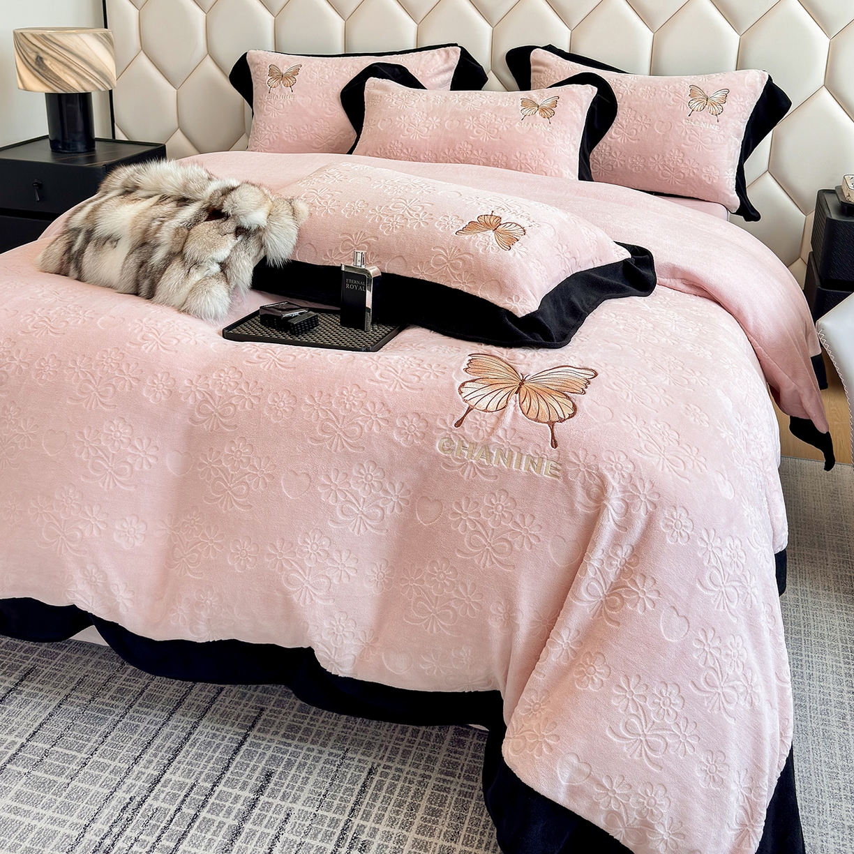 91家纺网 家纺一手货源 找家纺 苏美 2025新款烂花雕花绒牛奶绒绣花四件套 花朵-粉玉