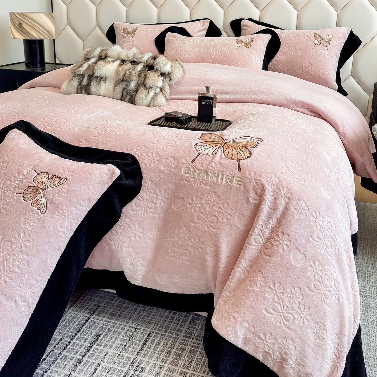 91家纺网 家纺一手货源 找家纺 苏美 2025新款烂花雕花绒牛奶绒绣花四件套 花朵-粉玉