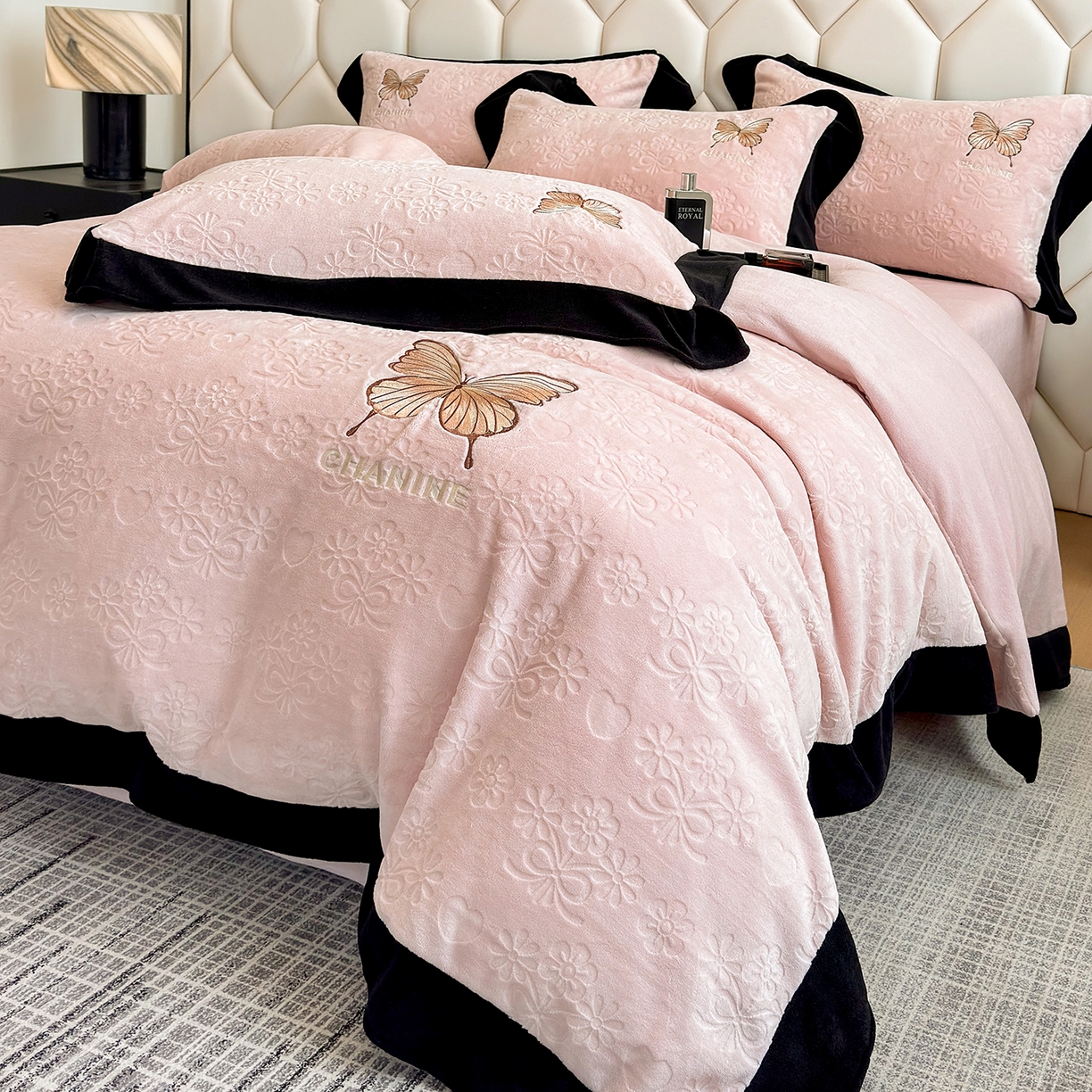 91家纺网 家纺一手货源 找家纺 苏美 2025新款烂花雕花绒牛奶绒绣花四件套 花朵-粉玉