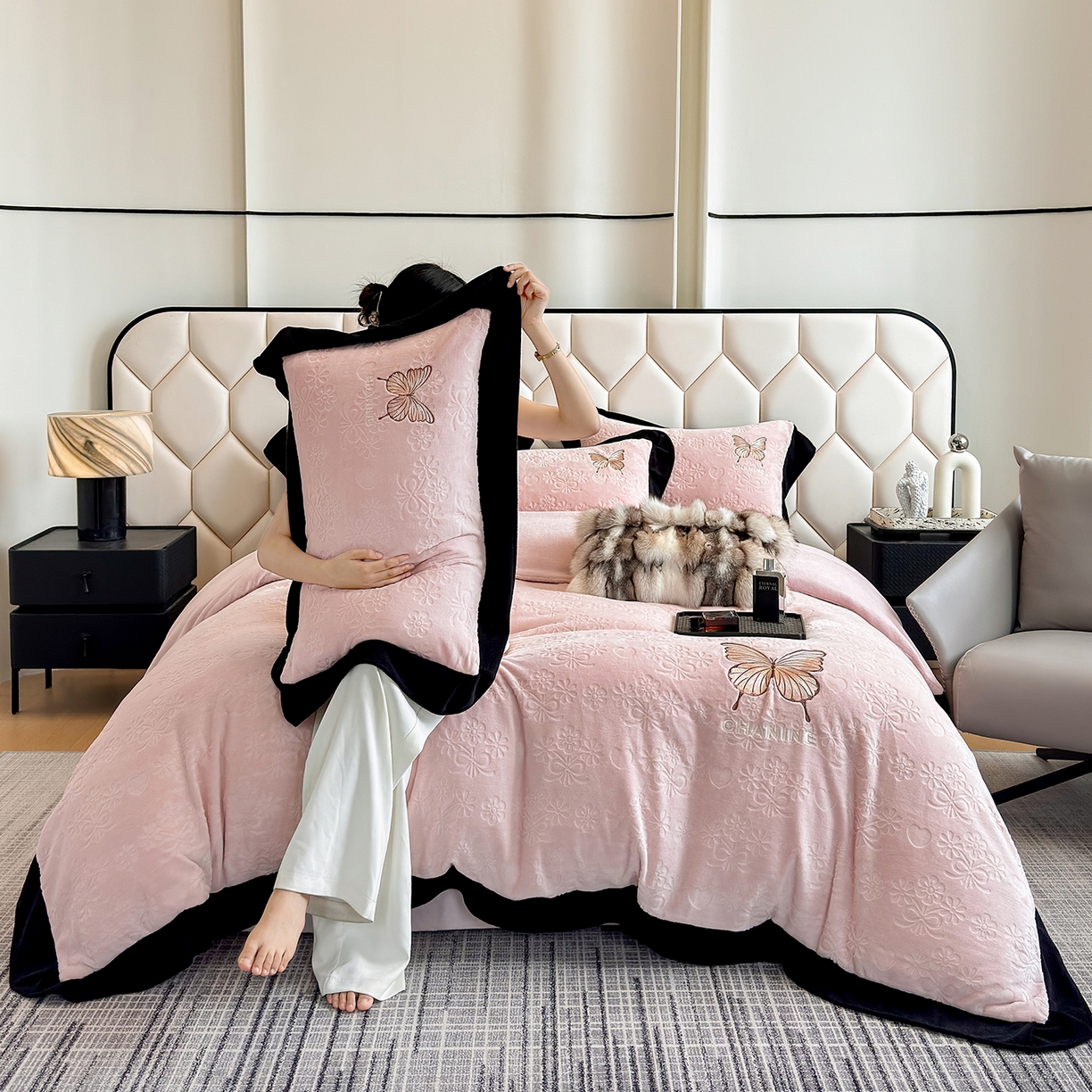 91家纺网 家纺一手货源 找家纺 苏美 2025新款烂花雕花绒牛奶绒绣花四件套 花朵-粉玉