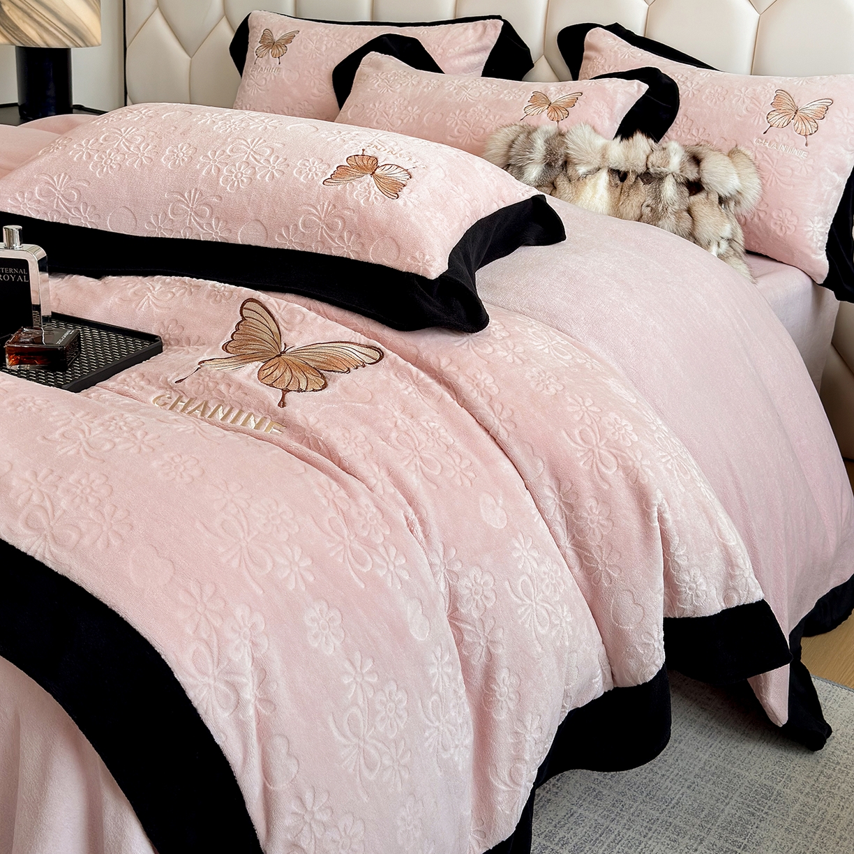 91家纺网 家纺一手货源 找家纺 苏美 2025新款烂花雕花绒牛奶绒绣花四件套 花朵-粉玉